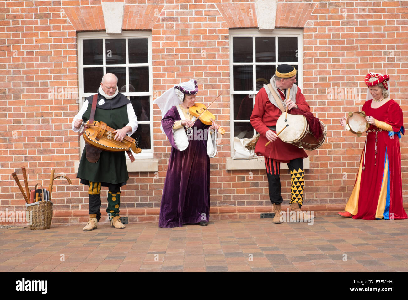 Des musiciens de l'époque médiévale la Maison du maître en Ledbury,Angleterre Banque D'Images