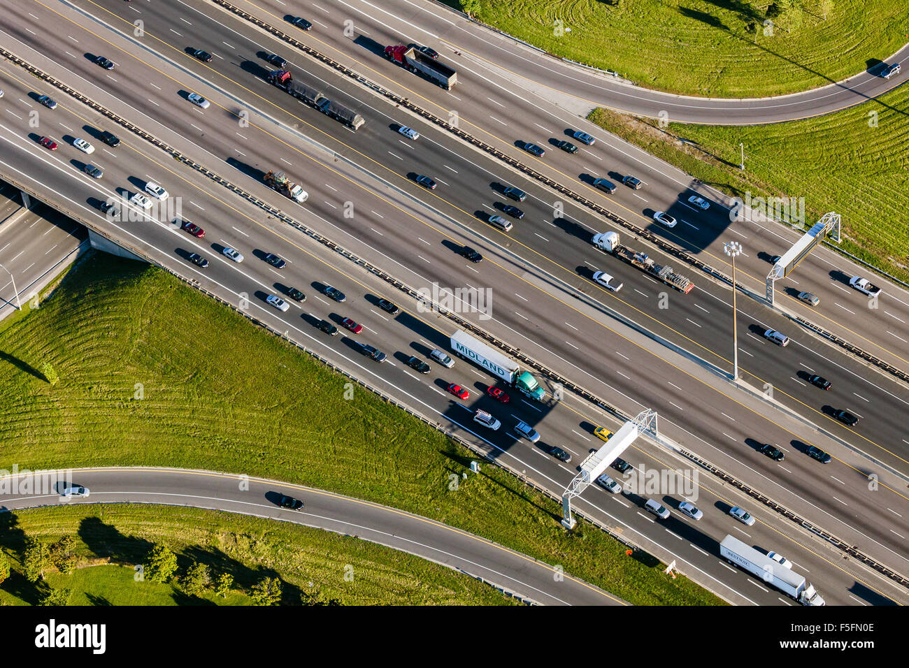 Image de stock vue aérienne d'une petite section d'une autoroute à plusieurs voies très fréquentée. Banque D'Images