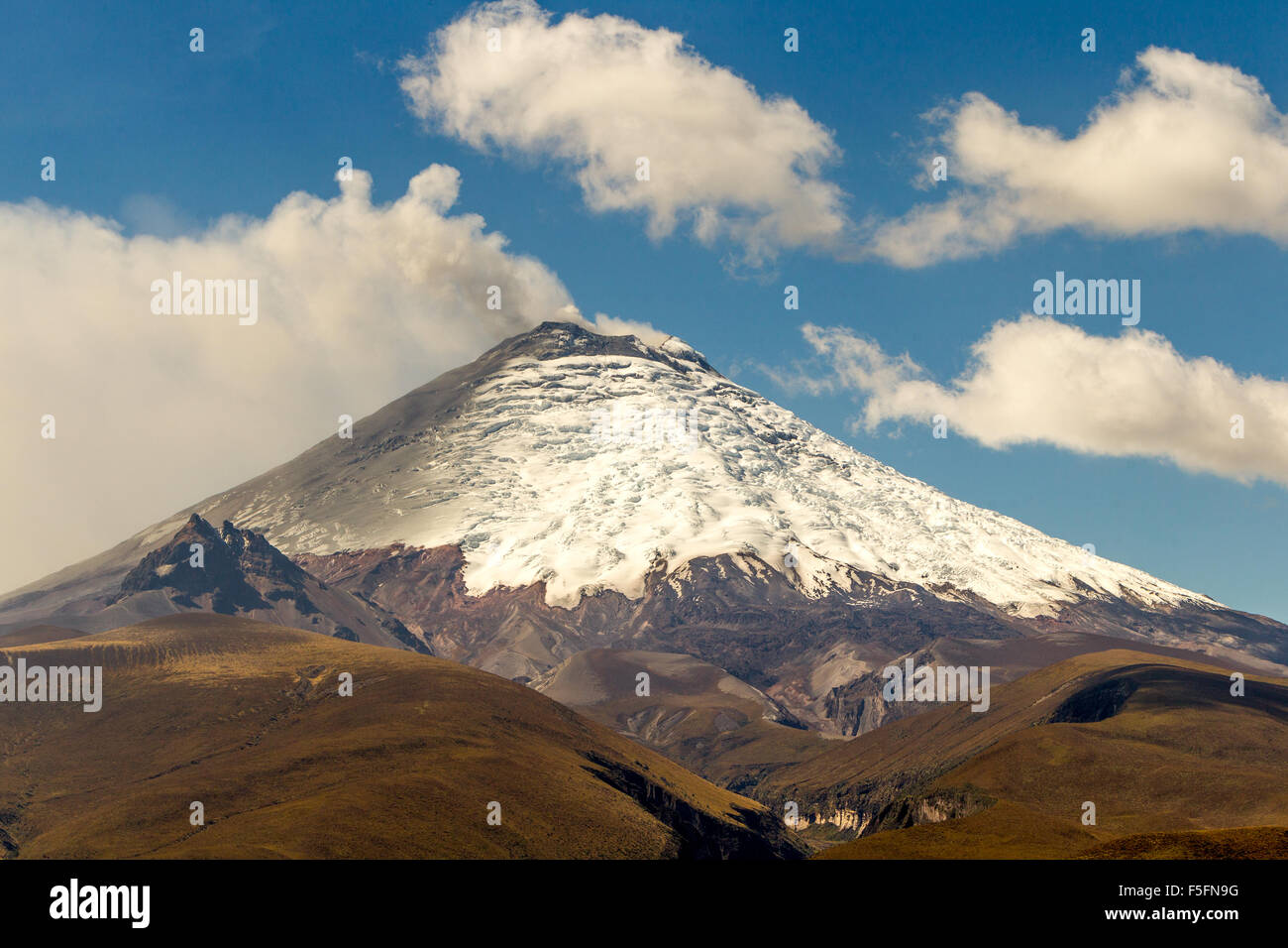 Côté Sud de volcan Cotopaxi lors de l'éruption de 2015 l'eau et de cendres de vapeurs soufflant dans le ciel Banque D'Images