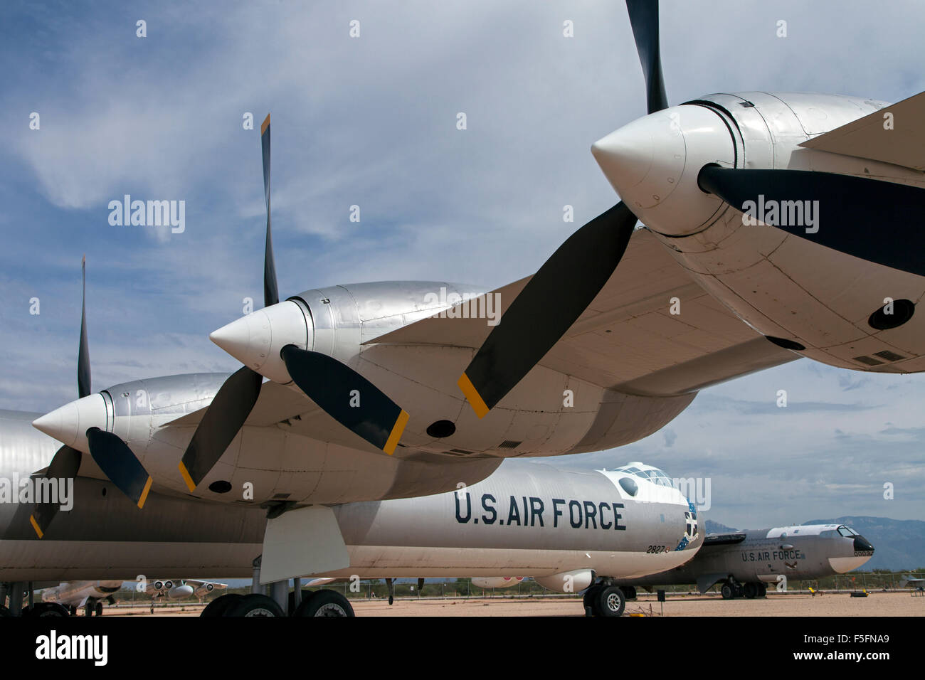 Les bombardiers de la guerre froide, le Convair B-36 Peacemaker et le B-52 Stratofortress. Banque D'Images