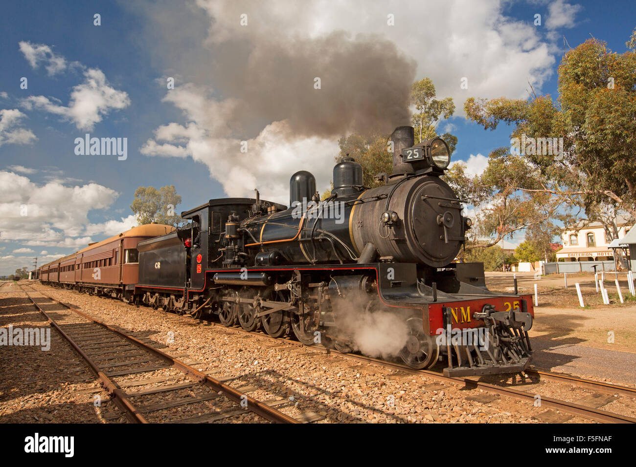 Locomotive à vapeur historique, avec de la fumée s'échapper de la cheminée, et Chars de Pitchi Ritchi train touristique, Quorn en Australie du Sud Banque D'Images