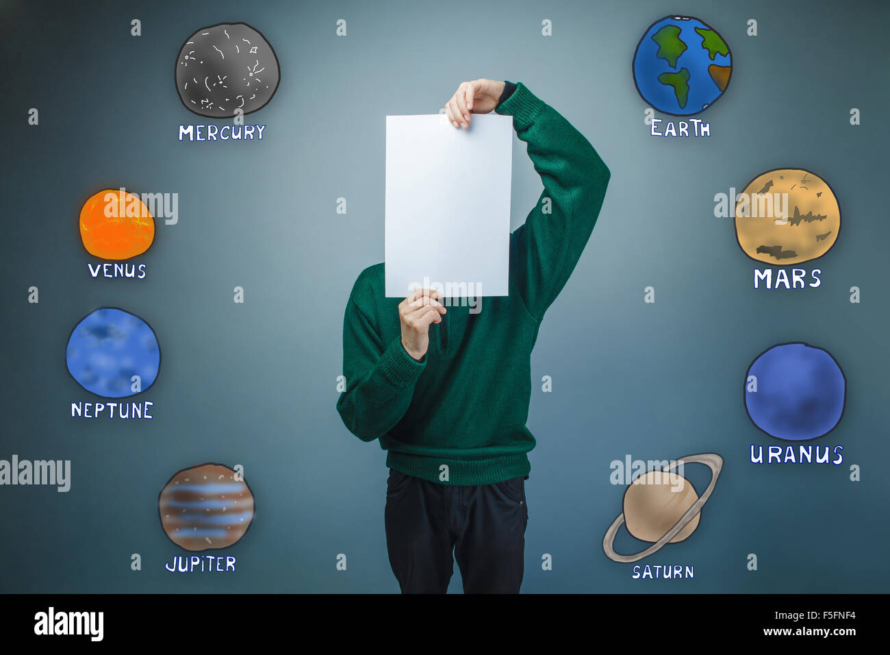 Garçon couvert son visage tenant une feuille de papier blanc et propre e Banque D'Images