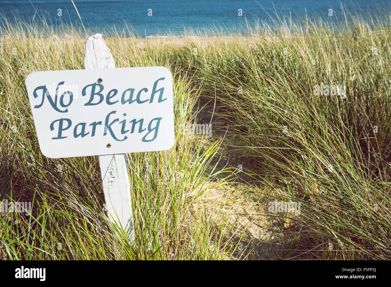 No parking sign sur la plage. La viabilité de l'environnement concept. Banque D'Images