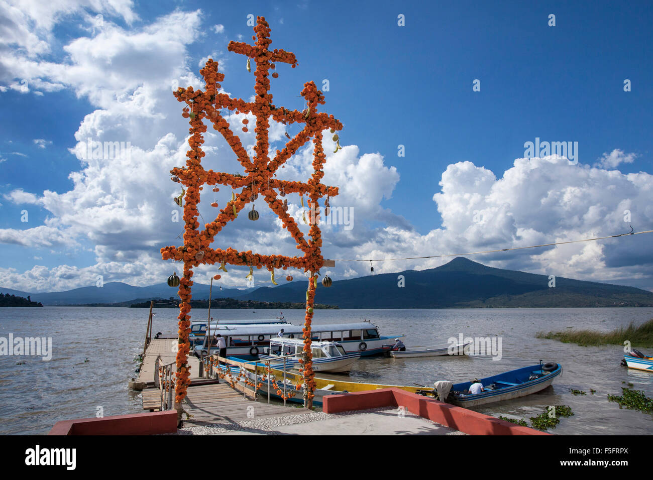 Docks sur le lac Patzcuaro décoré de fleurs le jour de la mort, Michoacan, Mexique. Banque D'Images