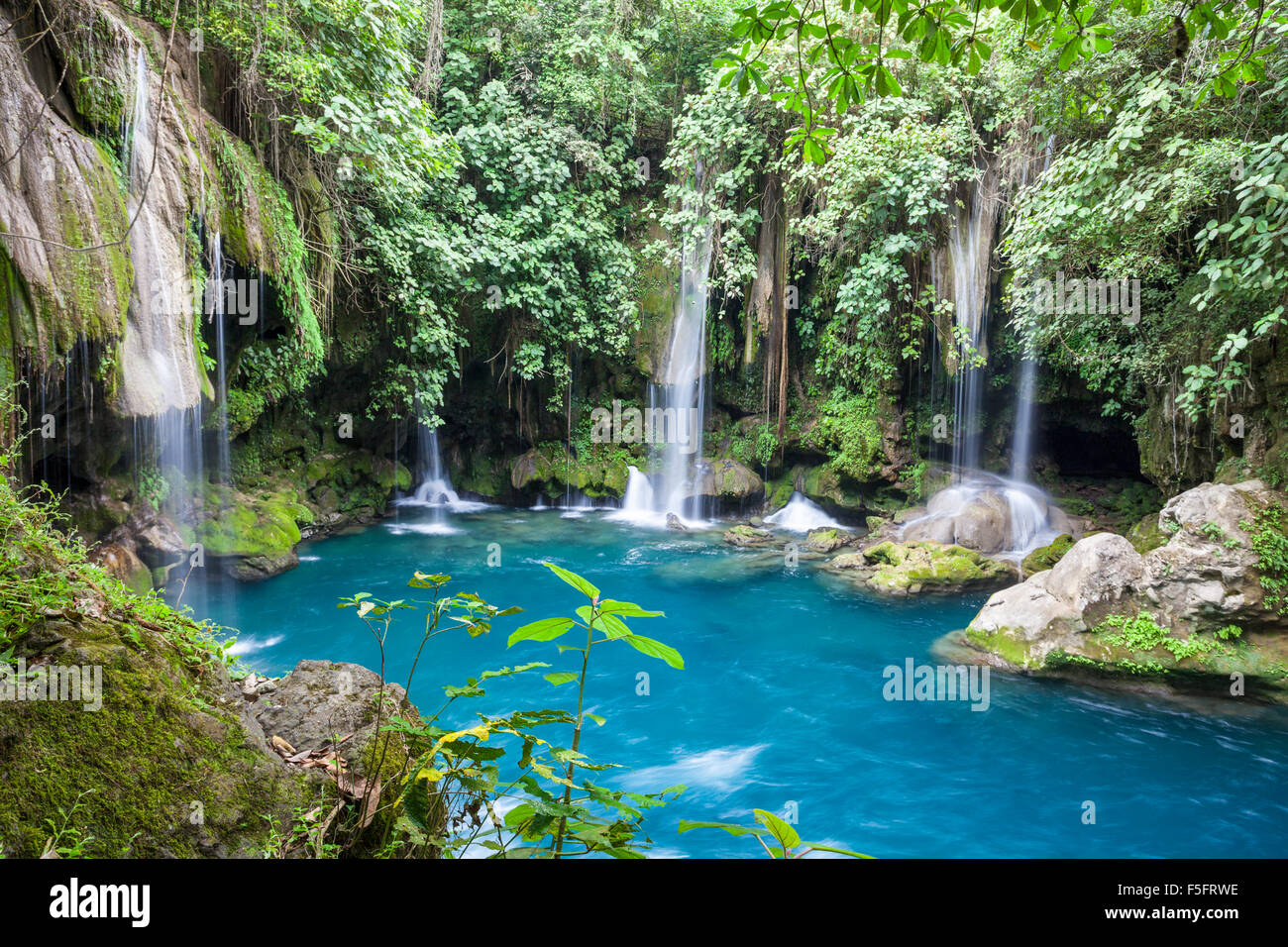 Puente de Dios et l'eau d'azur de ses piscines près de Tamasopo, San Luis Potosi, Mexique. Banque D'Images