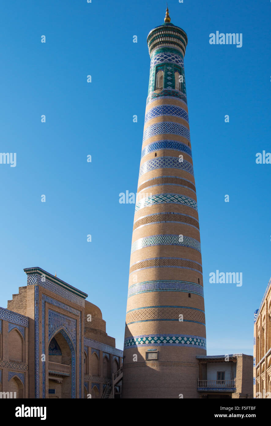 L'Ouzbékistan, Khiva, l'Islam minaret Kodija dans le vieux centre-ville Banque D'Images