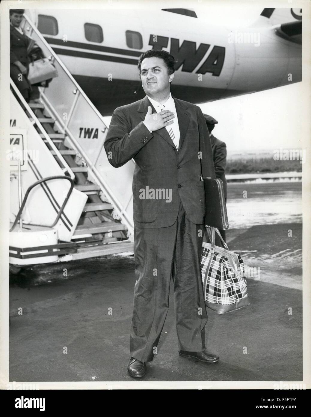 1972 - Federico Fellini, réalisateur de film italien, est représenté sur son arrivée ici ce matin via TWA L'ambassadeur de Rome. Il est en route vers Hollywood pour recevoir l'écran director's Guild of America Award pour son film ''La Strada. © Keystone Photos USA/ZUMAPRESS.com/Alamy Live News Banque D'Images