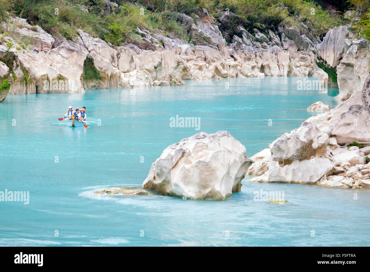 Les touristes reviennent d'observer les chutes d'eau de Tamul sur l'azur Tampaon dans la région de Huasteca Potosina à San Luis Potosi, Mexique. Banque D'Images