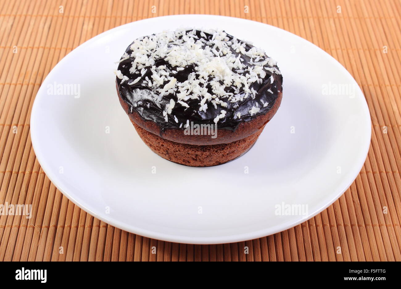 Des délicieux muffins au chocolat frais cuit avec noix de coco desséchée lying on white plate Banque D'Images