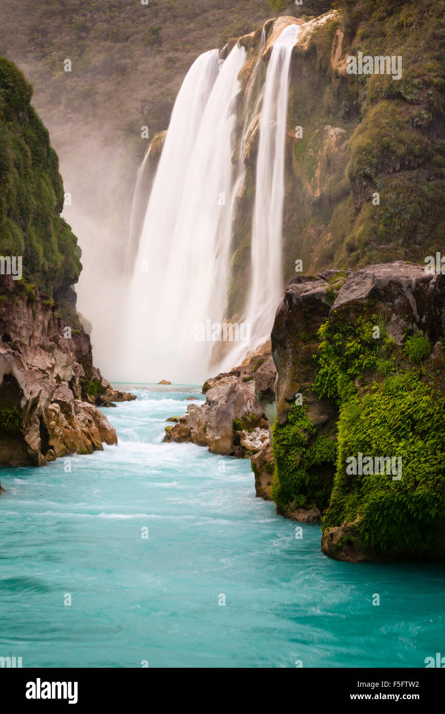 Les cascades de Tamul de 105 mètres de haut et la rivière Tampaon couleur azur unique dans la région de Huasteca Potosina à San Luis Potosi, Mexique. Banque D'Images