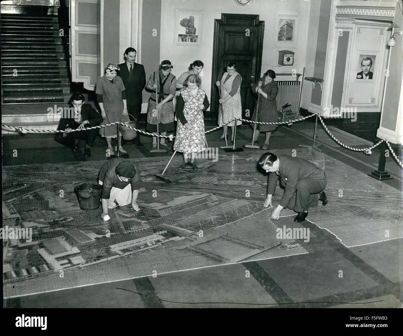 1952 - M. Stanley fellas Corfou dans la dernière section de la sauteuse sur le plancher de la salle de cinéma. Le puzzle est balayé et poli tous les jours par les femmes de ménage. 40 000 pas c''est le plus grand puzzle. Même les plus enthousiastes du jeu de casse-tête smith allait se sentir un peu fou avant d'être enfin résolu te casse-tête de M. Stanley, Corie d'Acton. Pour M. Cordie a Ade qu'il affirme être le plus grand puzzle Jig-Saw au monde. C'est 18ft. Par 12ft. et se compose de 40 000 pièces de bois de couleur, pas plus gros qu'ace dans une taille moyenne puzzle le thème est la rive sud festival de bri Banque D'Images