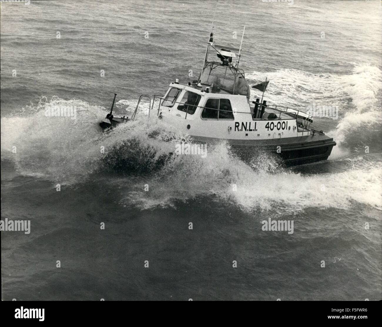 1972 - Nouvelle méthode expérimentale de la vie R.N.L.I.-bateau avec coque en fibre de verre : un nouveau bateau expérimental a été construit pour la Royal National Life-boat Institution avec un plastique renforcé de verre (G.R.P.) Coque et pont. La coque, qui est une norme commerciale, a été conçu par T.T. Voile conçoit, Ltd. de Bembridge, et moulé par MM. Halmatic, Ltd., Ltd., de Havant, pour Keith Nelson Ltd. de Bembridge. La Royal National life-boat Institution, en collaboration avec Keith Nelson, a conçu le lay-out et le pont du bateau. Le nouveau bateau, qui est de 40 pieds de longueur, de terminer sa première série Banque D'Images