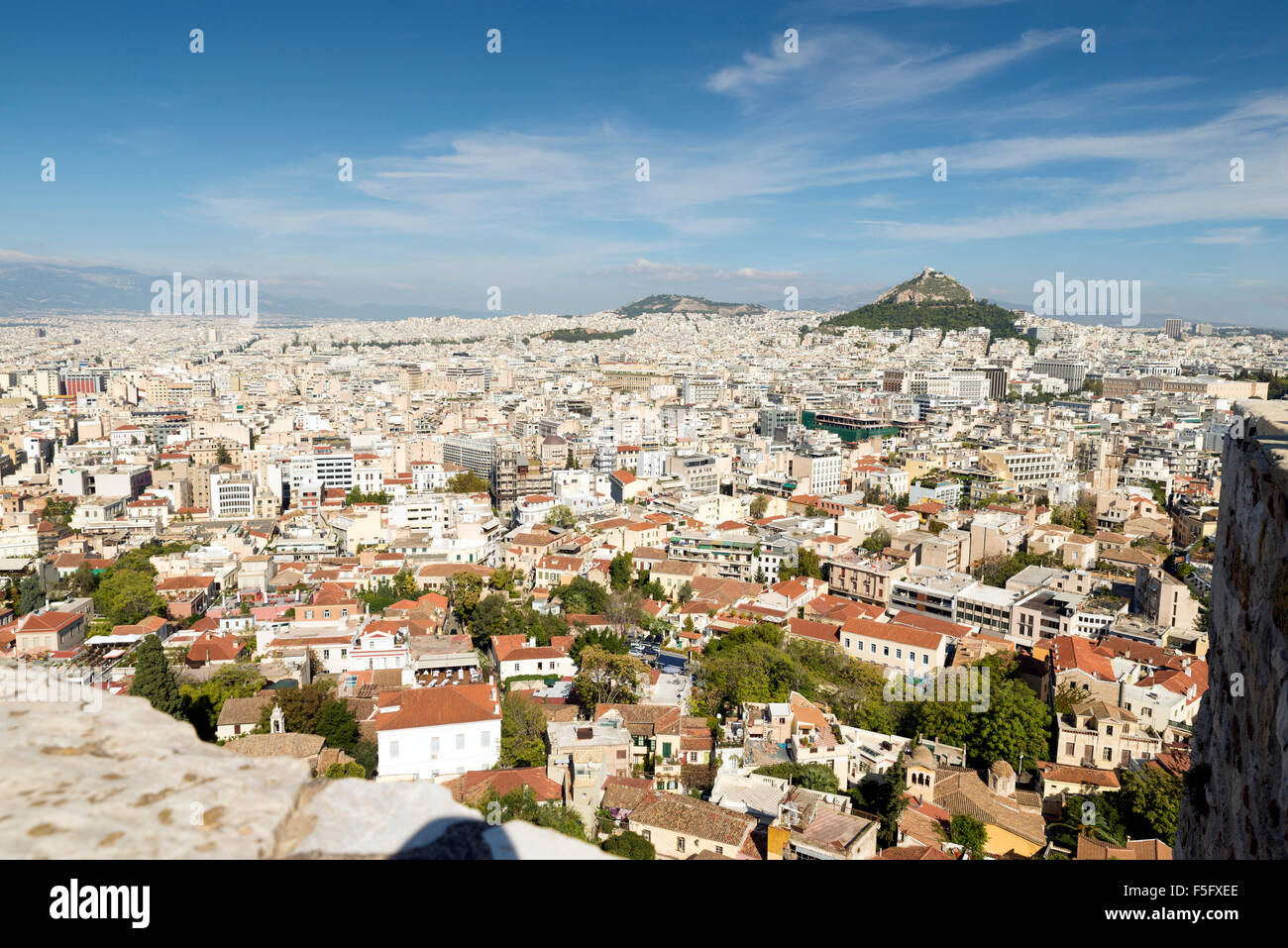Vue d'Athènes depuis l'Acropole, dans l'arrière-plan est Lecabetus Hill également connu comme Lykabettos ou Lykavittos Banque D'Images