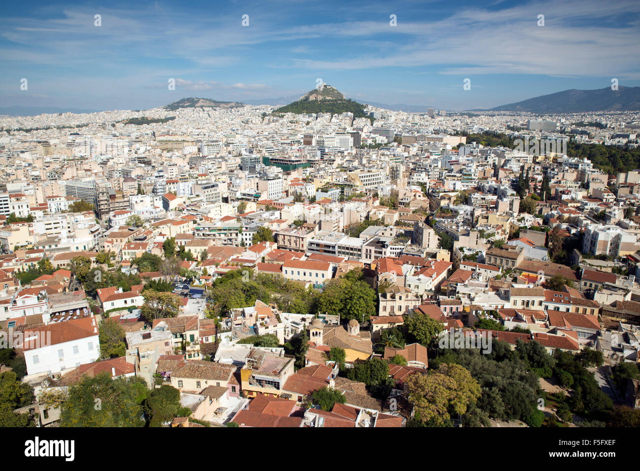 Vue d'Athènes depuis l'Acropole, dans l'arrière-plan est Lecabetus Hill également connu comme Lykabettos ou Lykavittos Banque D'Images