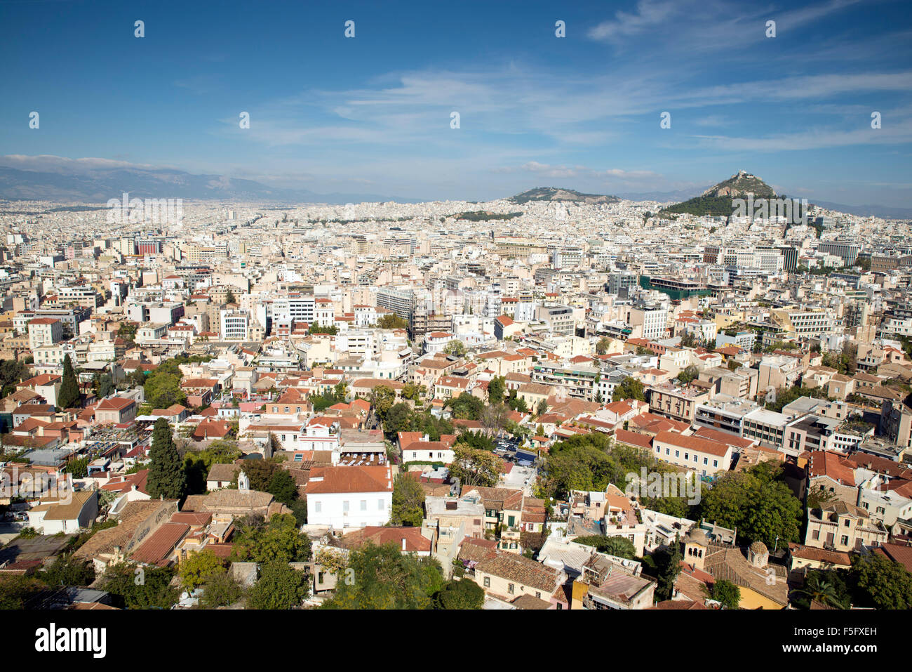 Vue d'Athènes depuis l'Acropole, dans l'arrière-plan est Lecabetus Hill également connu comme Lykabettos ou Lykavittos Banque D'Images