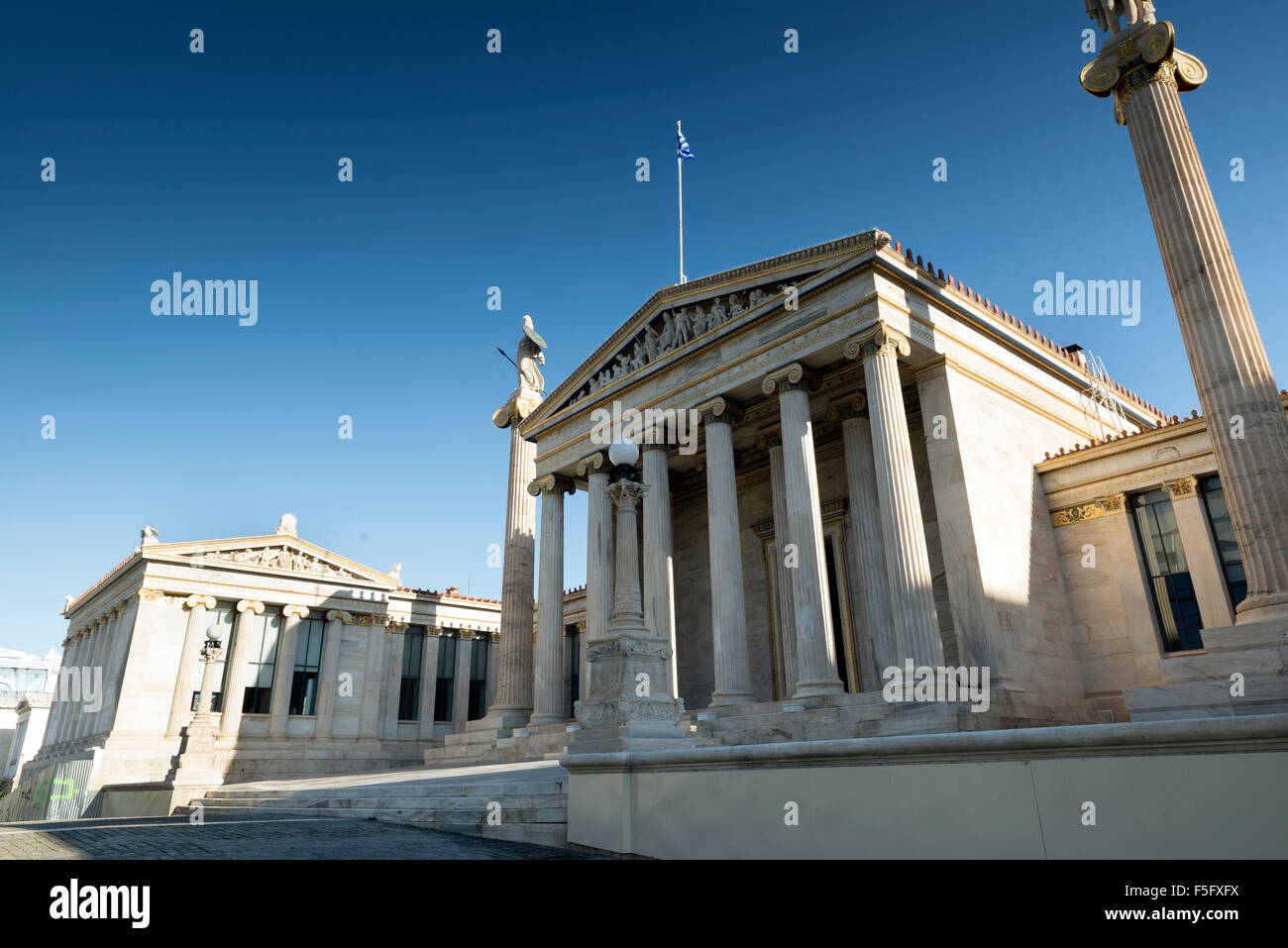 Académie d'Athènes, sur les côtés sont deux colonnes ioniques avec des statues d'Athéna et d'Apollon Banque D'Images