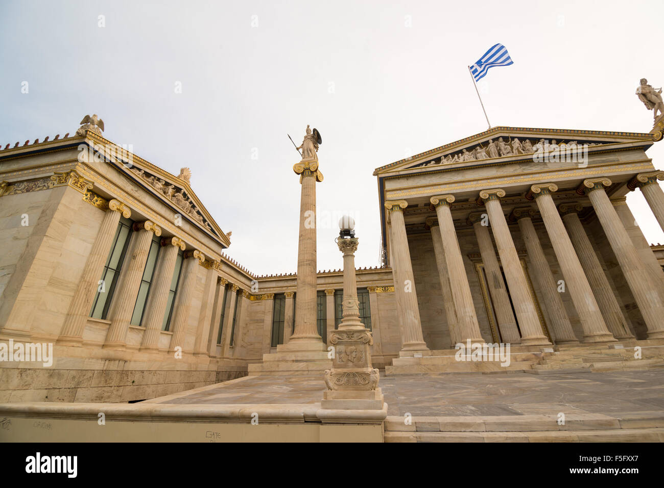 Académie d'Athènes, sur les côtés sont deux colonnes ioniques avec des statues d'Athéna et d'Apollon Banque D'Images