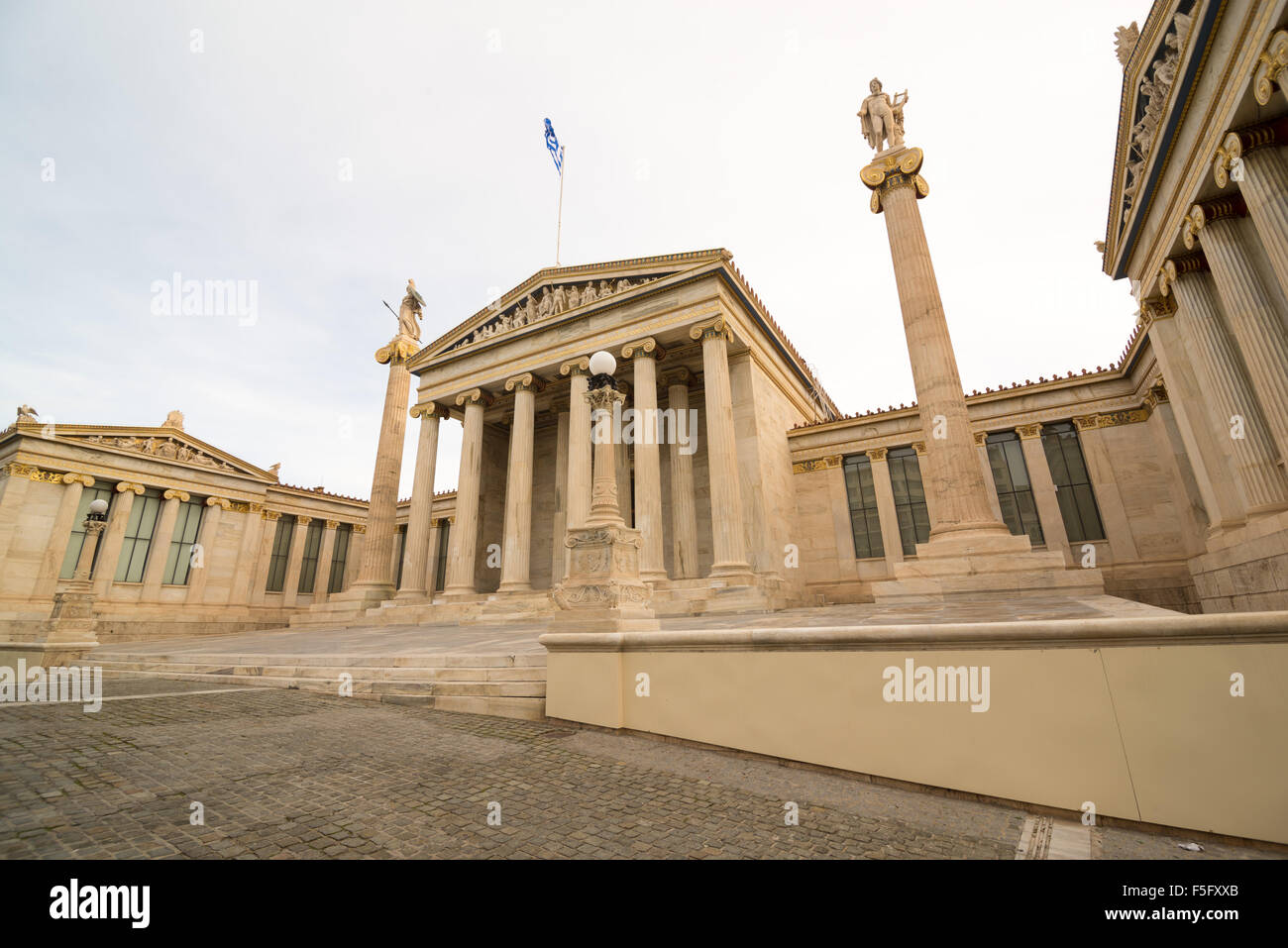 Académie d'Athènes, sur les côtés sont deux colonnes ioniques avec des statues d'Athéna et d'Apollon Banque D'Images