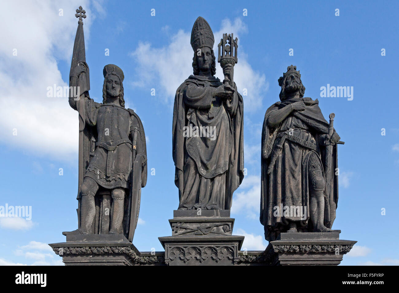 Statues, St Venceslas I, St Norbert, St Sigismond, le Pont Charles (Karlův most), Prague, République Tchèque Banque D'Images