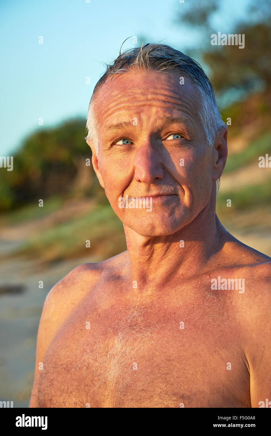 Portrait of man on beach avec fond de l'océan Banque D'Images