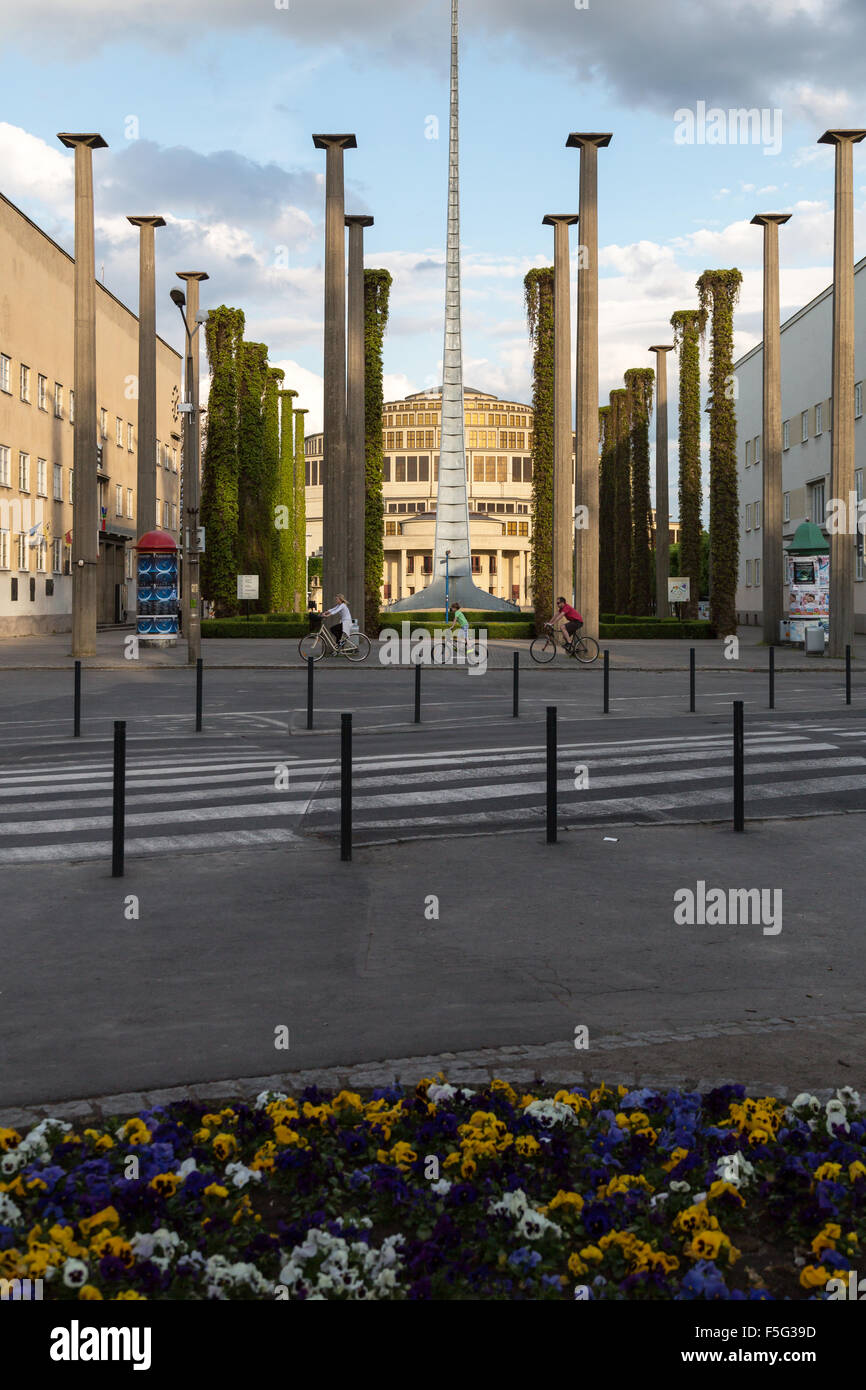 Wroclaw, Pologne, l'Iglica avant Jahrhunderthalle Banque D'Images