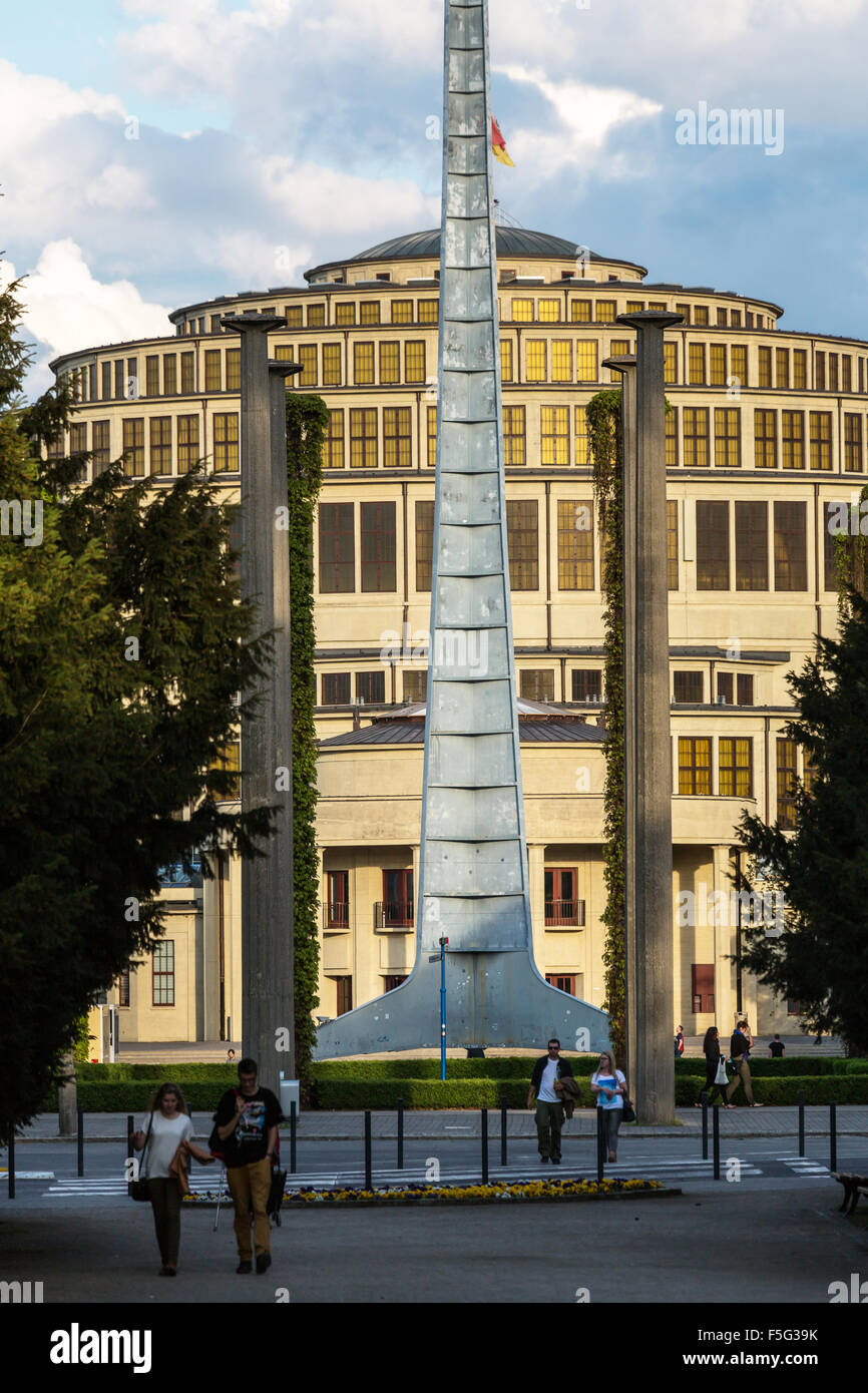 Wroclaw, Pologne, l'Iglica avant Jahrhunderthalle Banque D'Images