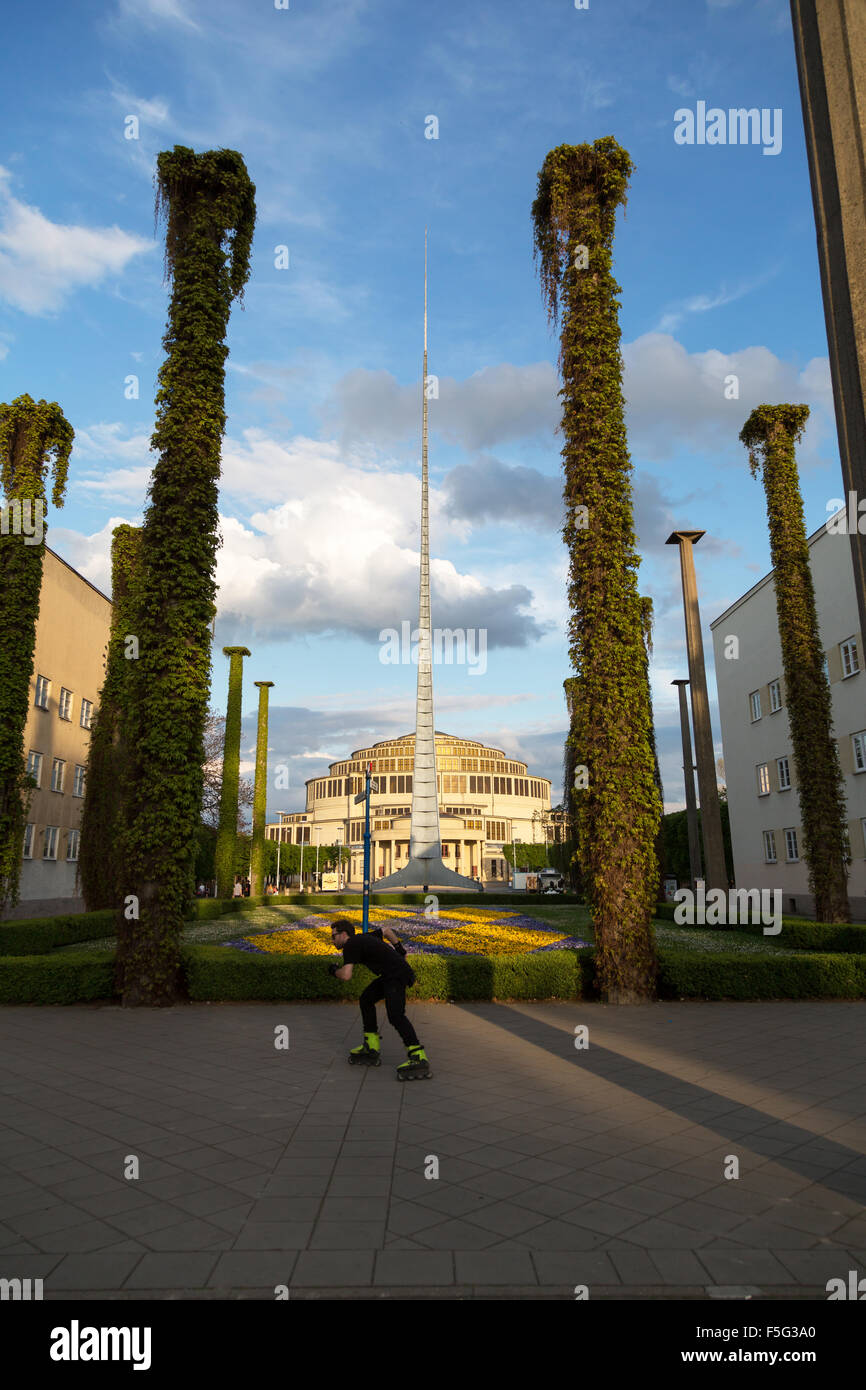 Wroclaw, Pologne, l'Iglica avant Jahrhunderthalle Banque D'Images