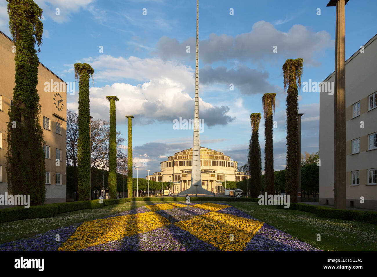 Wroclaw, Pologne, l'Iglica avant Jahrhunderthalle Banque D'Images