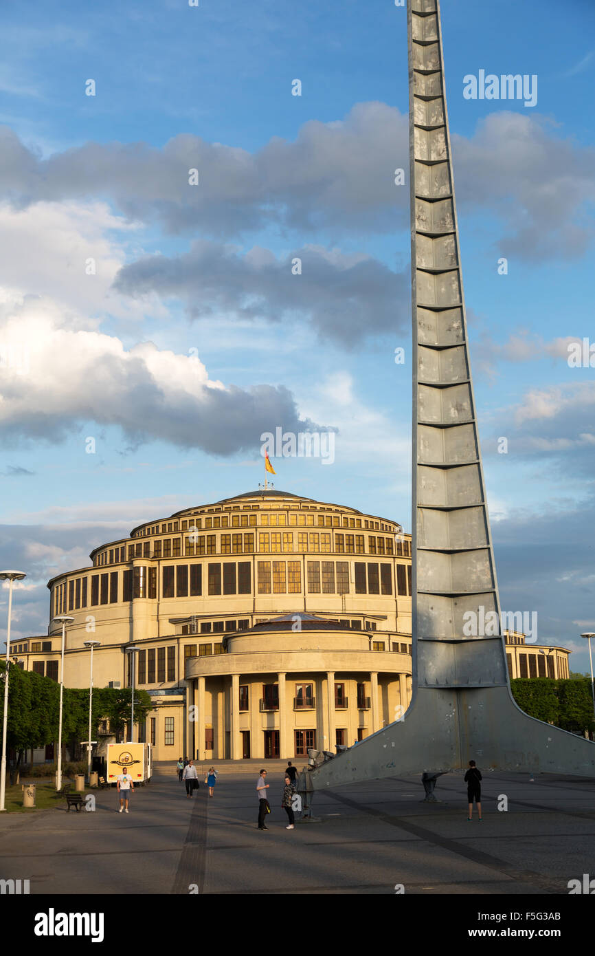 Wroclaw, Pologne, l'Iglica avant Jahrhunderthalle Banque D'Images