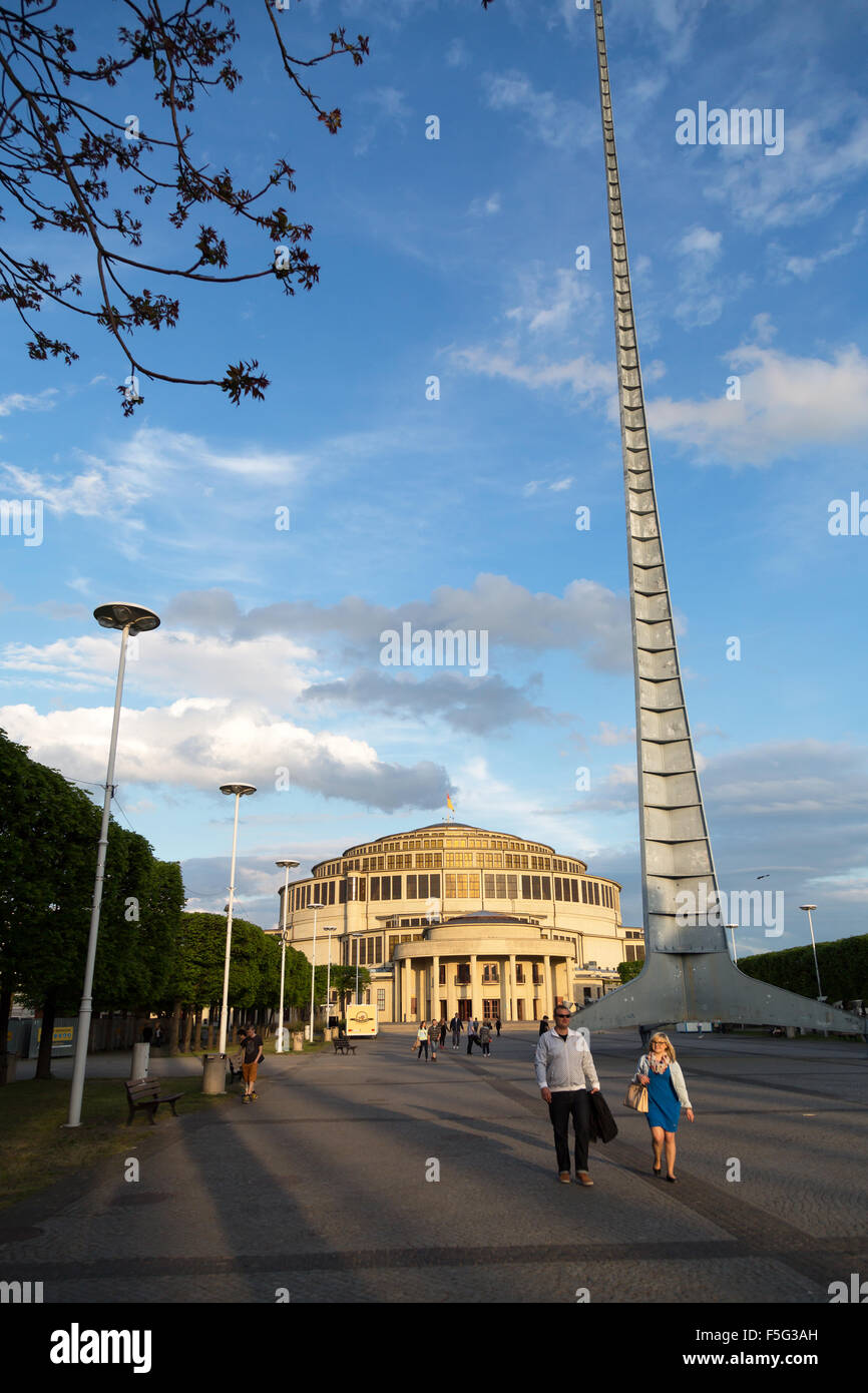 Wroclaw, Pologne, l'Iglica avant Jahrhunderthalle Banque D'Images