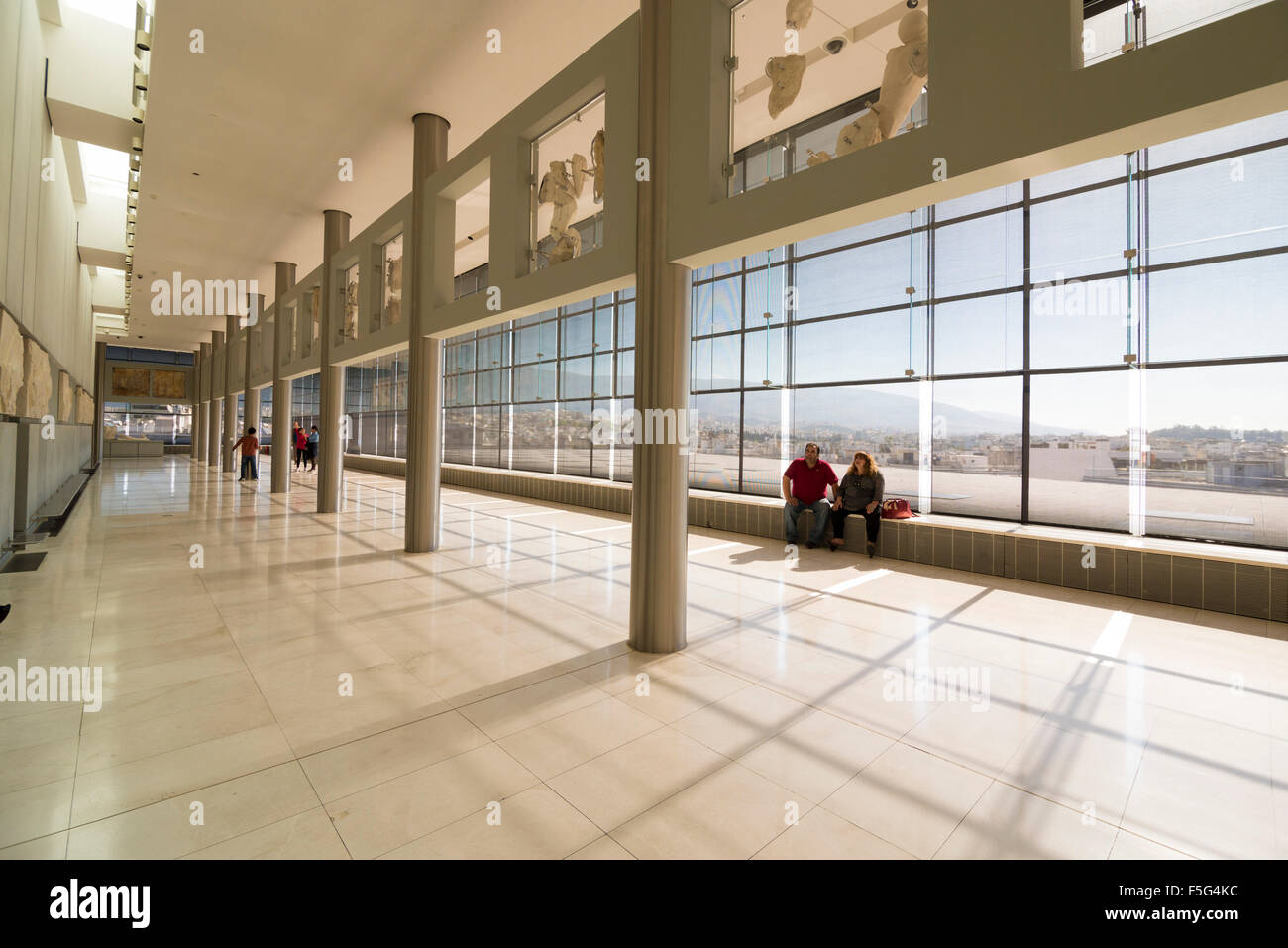 Athènes, Grèce - 26 octobre 2015 : vue de l'intérieur de l'entrée du Musée de l'Acropole avec foule de visiteurs. Banque D'Images