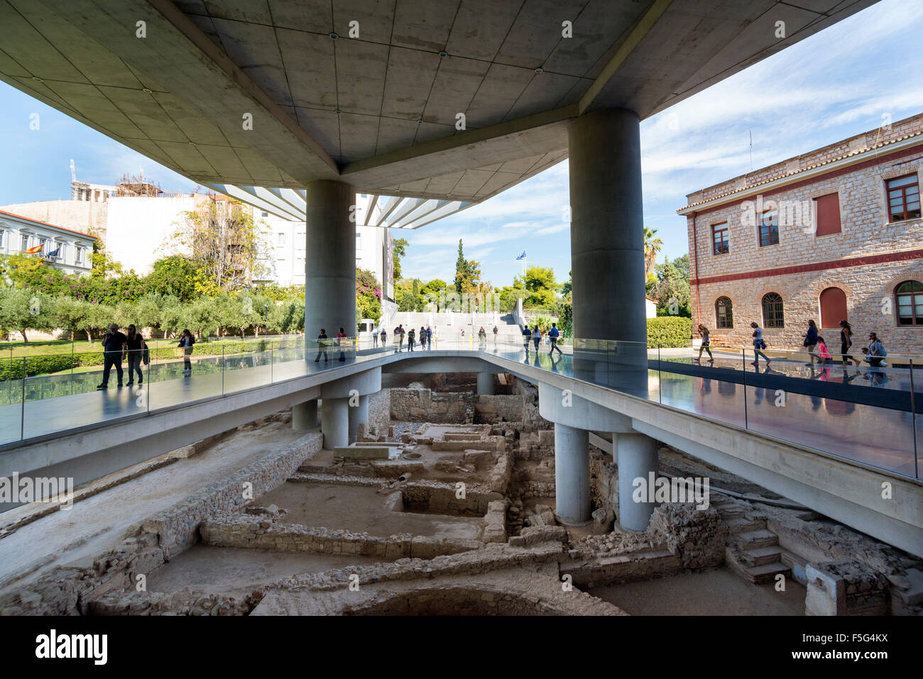 Athènes, Grèce - 26 octobre 2015 : vue extérieure de l'entrée du Musée de l'Acropole avec foule de visiteurs. Banque D'Images