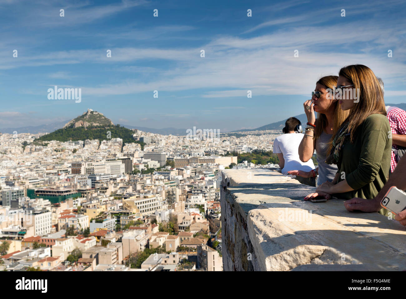 Athènes, Grèce - 26 octobre 2015 : Avis d'Athènes depuis l'Acropole, dans l'arrière-plan est Lecabetus. Hil l deux femmes à la pour Banque D'Images