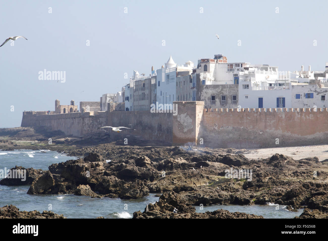 Medina et remparts de la ville balnéaire historique d'Essaouira au Maroc (vue de la Skala du port) Banque D'Images