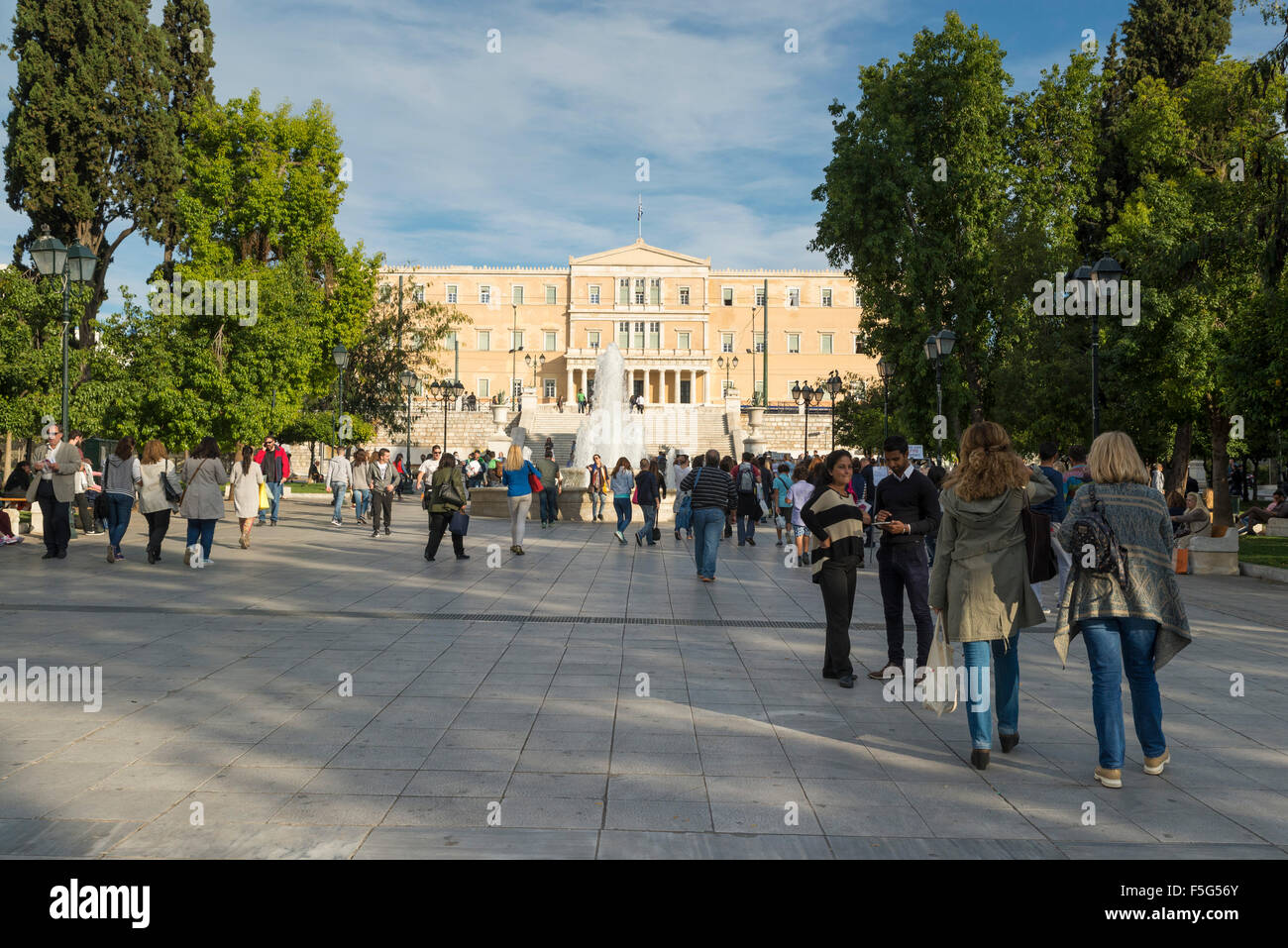 Athènes, Grèce - 26 octobre 2015 : les gens à la place Syntagma avec fontaine et bâtiment du Parlement européen Banque D'Images