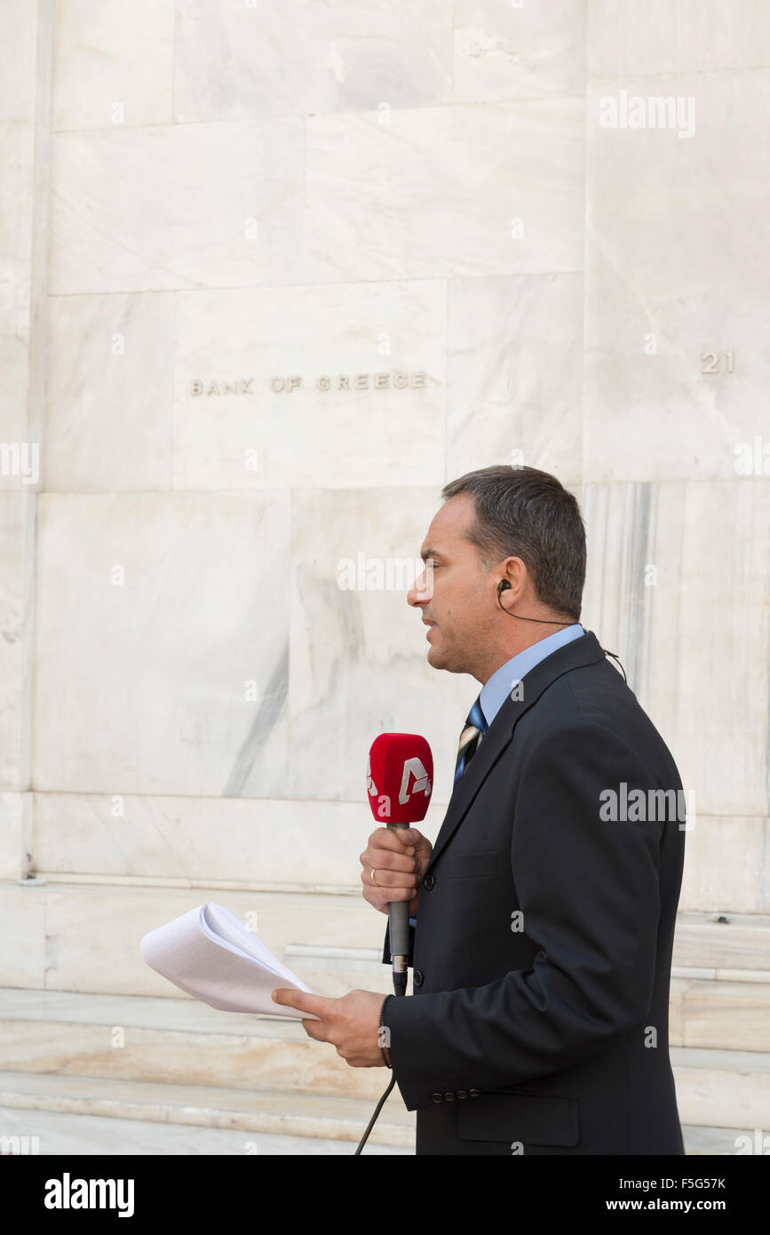 Athènes, Grèce - 27 octobre 2015 : un journaliste de télévision avant la construction de la Banque de Grèce Banque D'Images