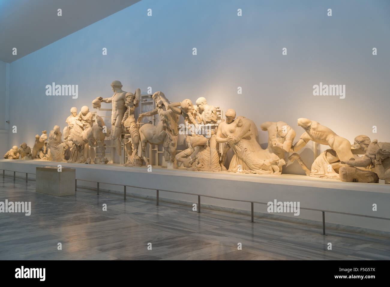 Olympie, Grèce - 29 octobre 2015 : Musée Archéologique d'Olympie. Les ornements sculptés du Temple de Zeus. Banque D'Images