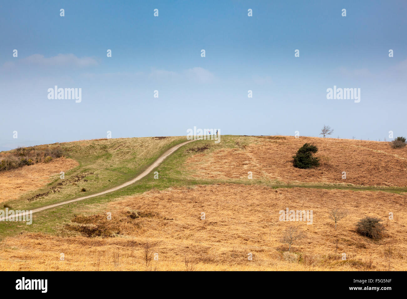 Un couple stand par le point de triangulation sur Caerphilly Mountain, commune de Caerphilly, Wales, UK Banque D'Images