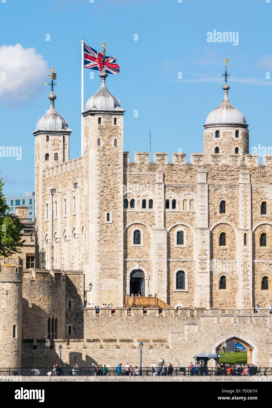 La tour blanche et remparts du château Tour de Londres la ville de Londres Angleterre GO UK EU Europe Banque D'Images