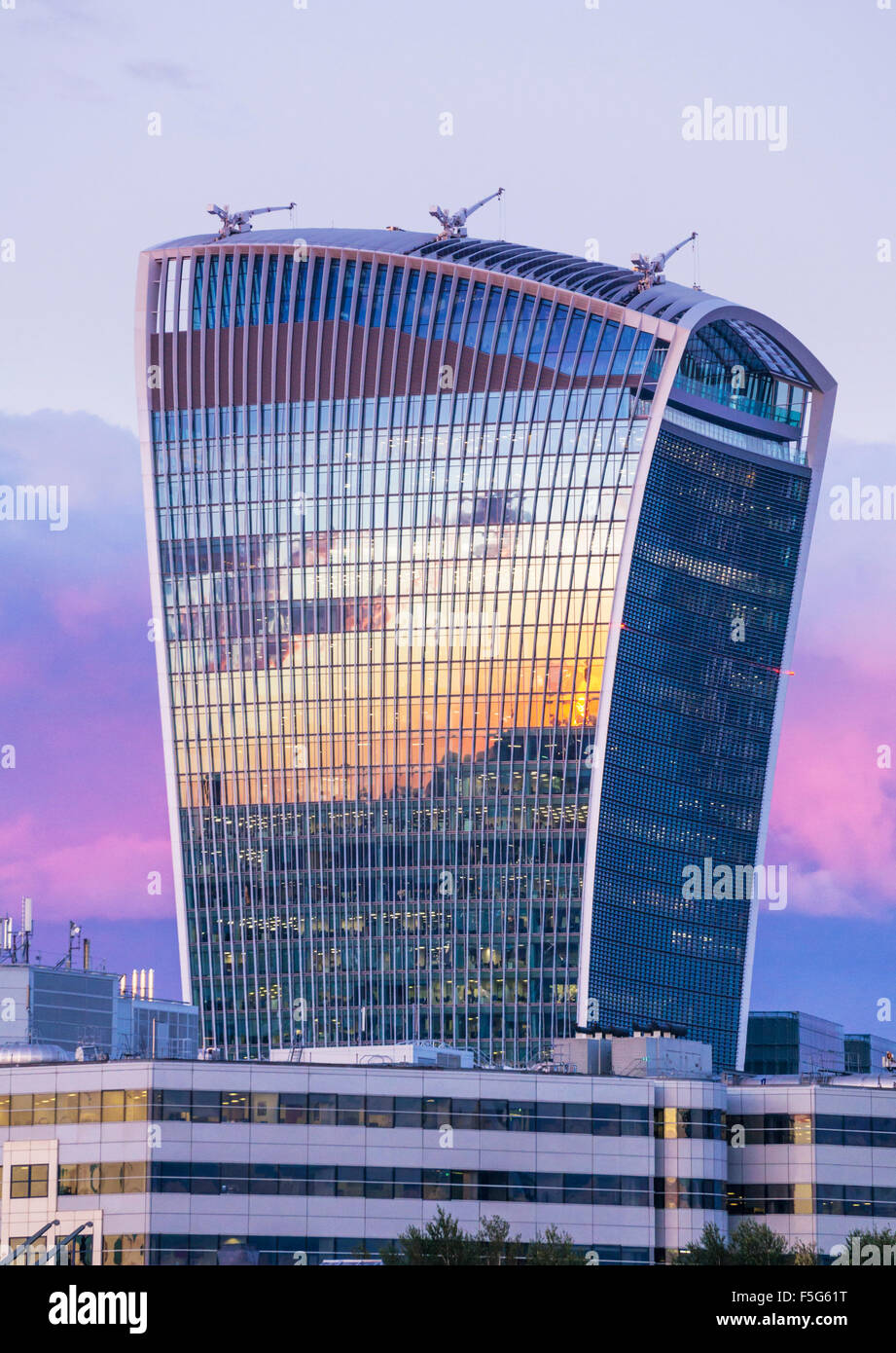 La construction de gratte-ciel talkie walkie ou 20 Fenchurch Street au coucher du soleil Ville de London England UK GB EU Europe Banque D'Images
