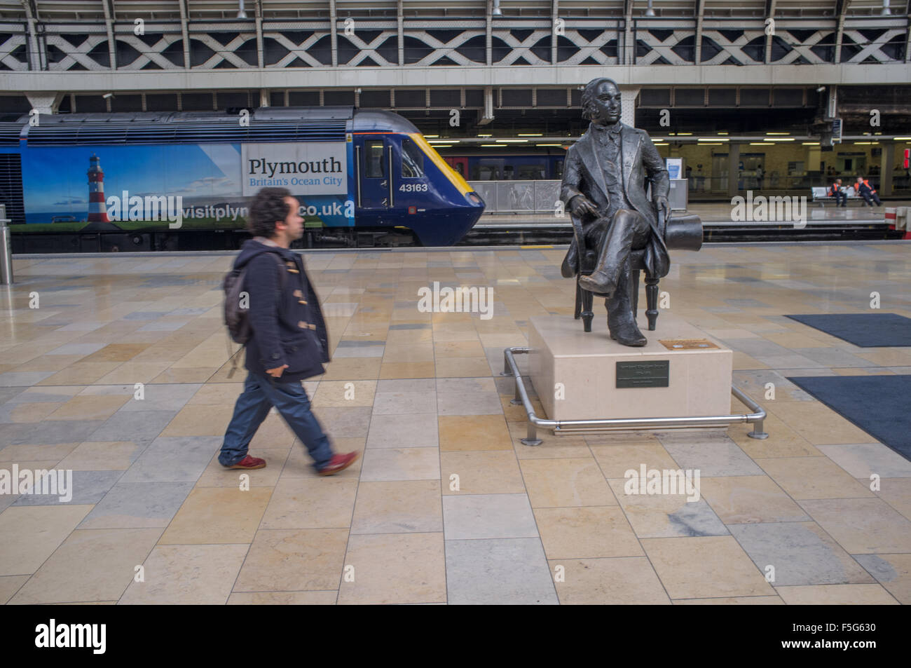 Un homme passe devant une statue d'Isambard Kingdom Brunel Banque D'Images