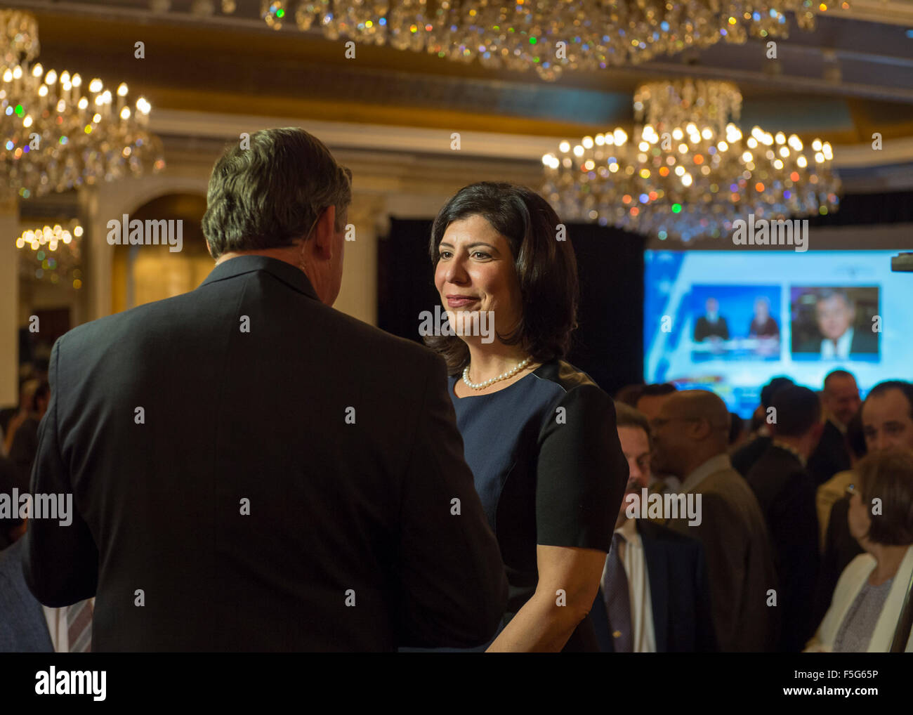 Garden City, New York, USA. 3e novembre 2015. MADELINE revendications SINGAS démocrate républicain victoire sur Kate Murray dans l'objet de course pour Nassau County. Singas, le procureur de district par intérim, a été interviewé dans les Nassau County-démocrates election Night Party au Garden City Hotel, quand, avec plus de 99 % de l'enceinte dans les résultats, elle était confortablement menant Murray, qui est la ville de Hempstead Superviseur. Grand moniteur en arrière-plan montre Channel 12 Nouvelles sur le Long Island élections. Credit : Ann E Parry/Alamy Live News Banque D'Images