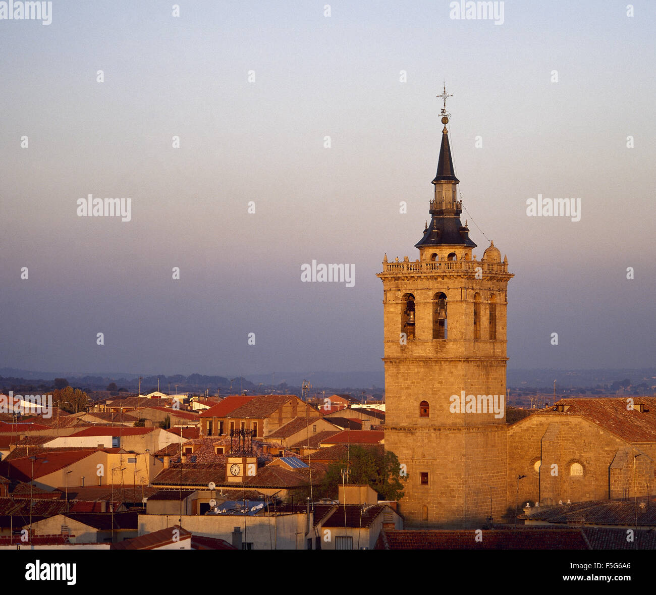 L'Espagne. Communauté de Madrid. Villa del Prado. Panorama au coucher du soleil avec l'église de Saint James, 15ème-16ème siècles. Banque D'Images