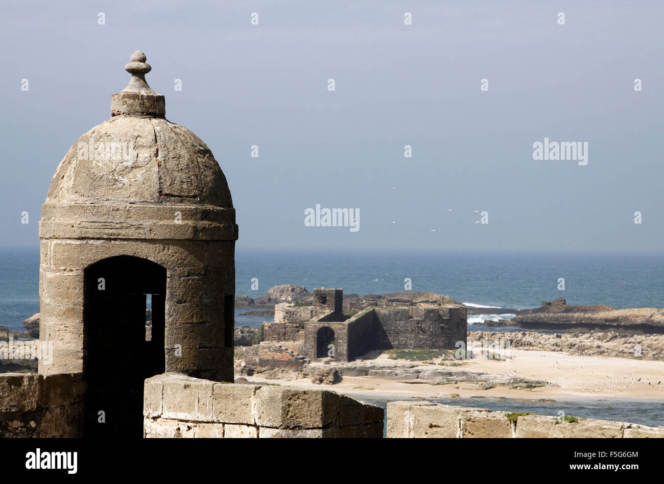 Une tour au sommet de la Skala du port bâtiment à Essaouira au Maroc, avec vue sur le fort en ruine sur l'île à l'ouest Banque D'Images