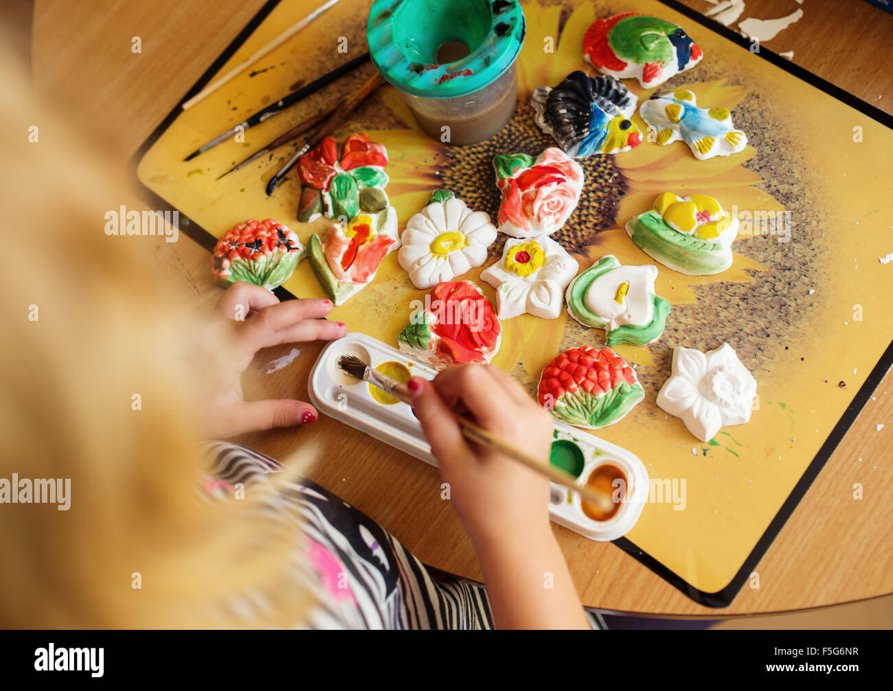 Peinture enfant en céramique Banque de photographies et d'images à