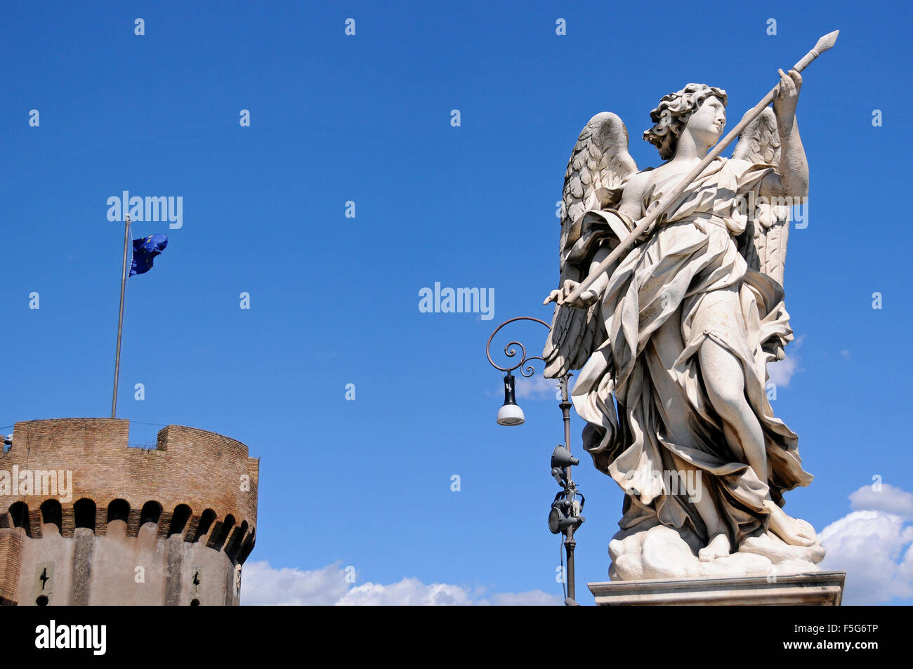 Statue d'un ange sur le pont d'Hadrien à l'extérieur de l'église, château Saint Ange Saint Angelo, Rome, Italie Banque D'Images