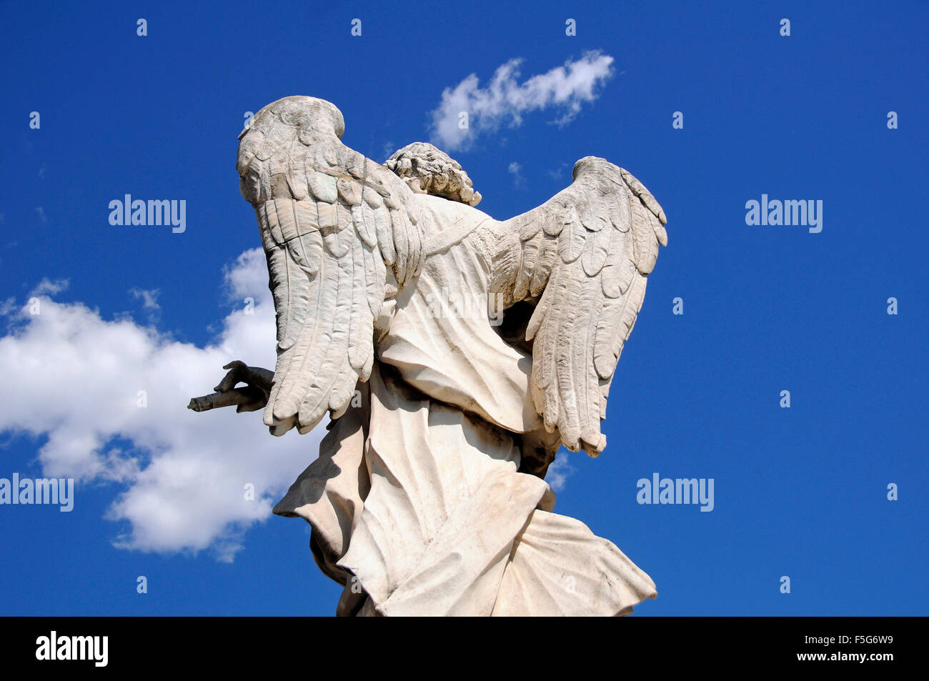 Statue d'un ange sur le pont d'Hadrien à l'extérieur de l'église, château Saint Ange Saint Angelo, Rome, Italie Banque D'Images
