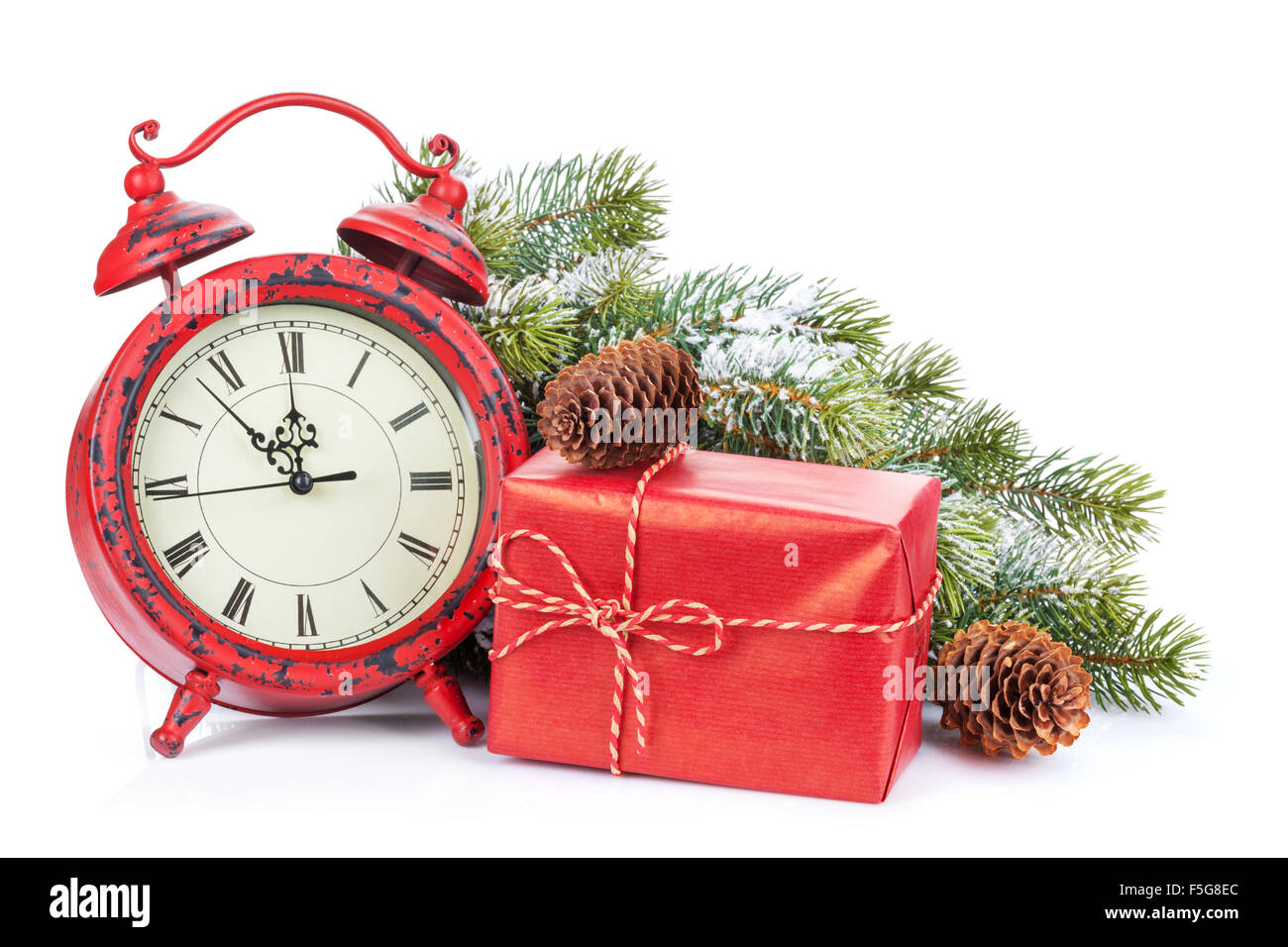 Boîte-cadeau de Noël, de l'horloge et la neige sapin. Isolé sur fond blanc  Photo Stock - Alamy