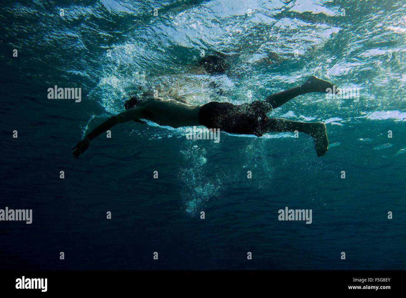 Un homme nager dans la mer Banque D'Images