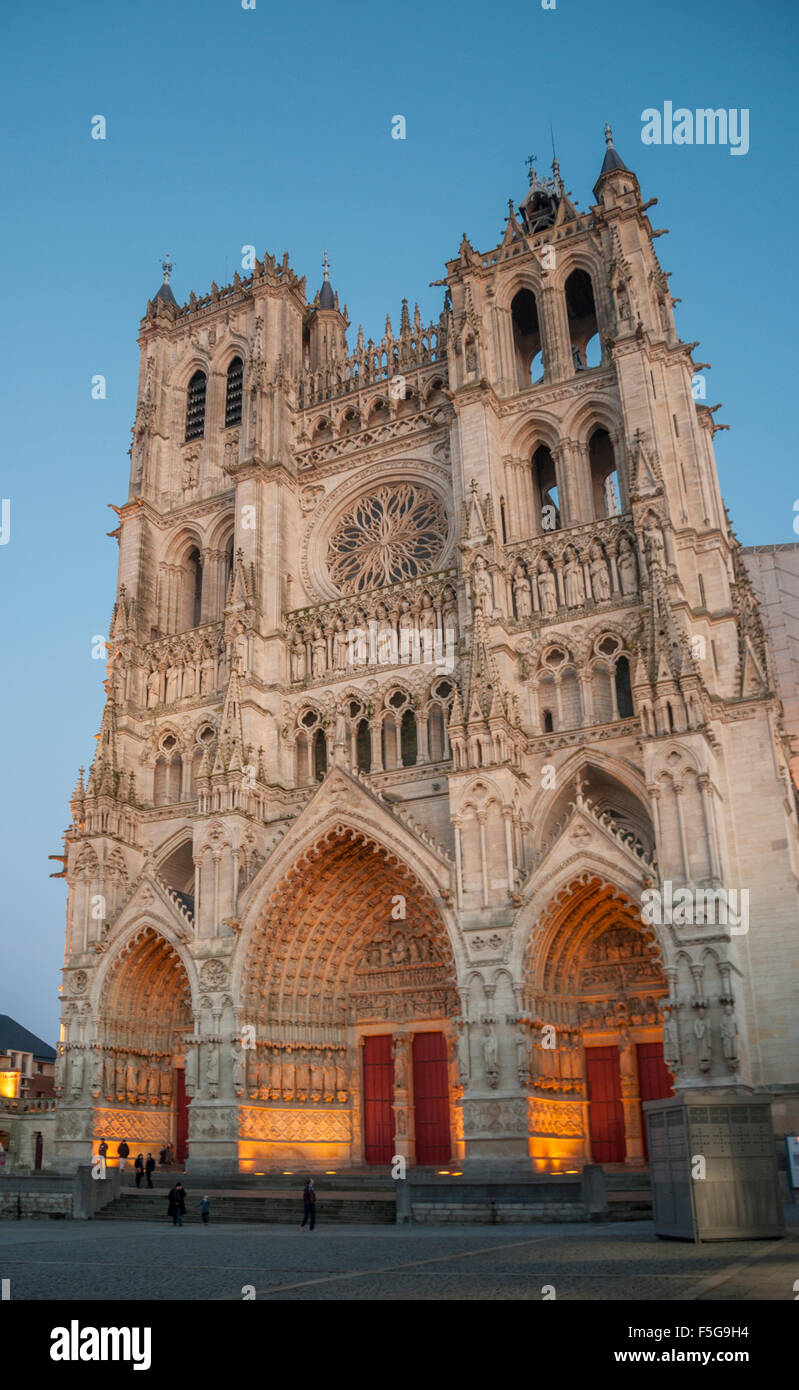 La Cathédrale d'Amiens allumé contre le ciel bleu, au crépuscule, en France Banque D'Images